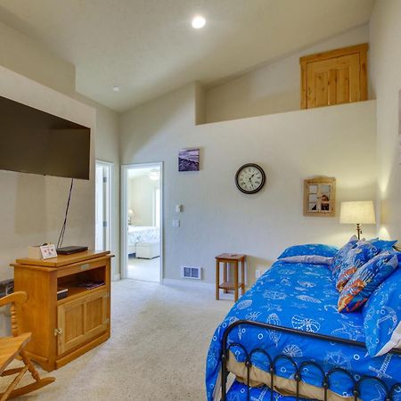 Quiet Waterfront Escape With Hot Tub And Beach Access! ゴールドビーチ エクステリア 写真