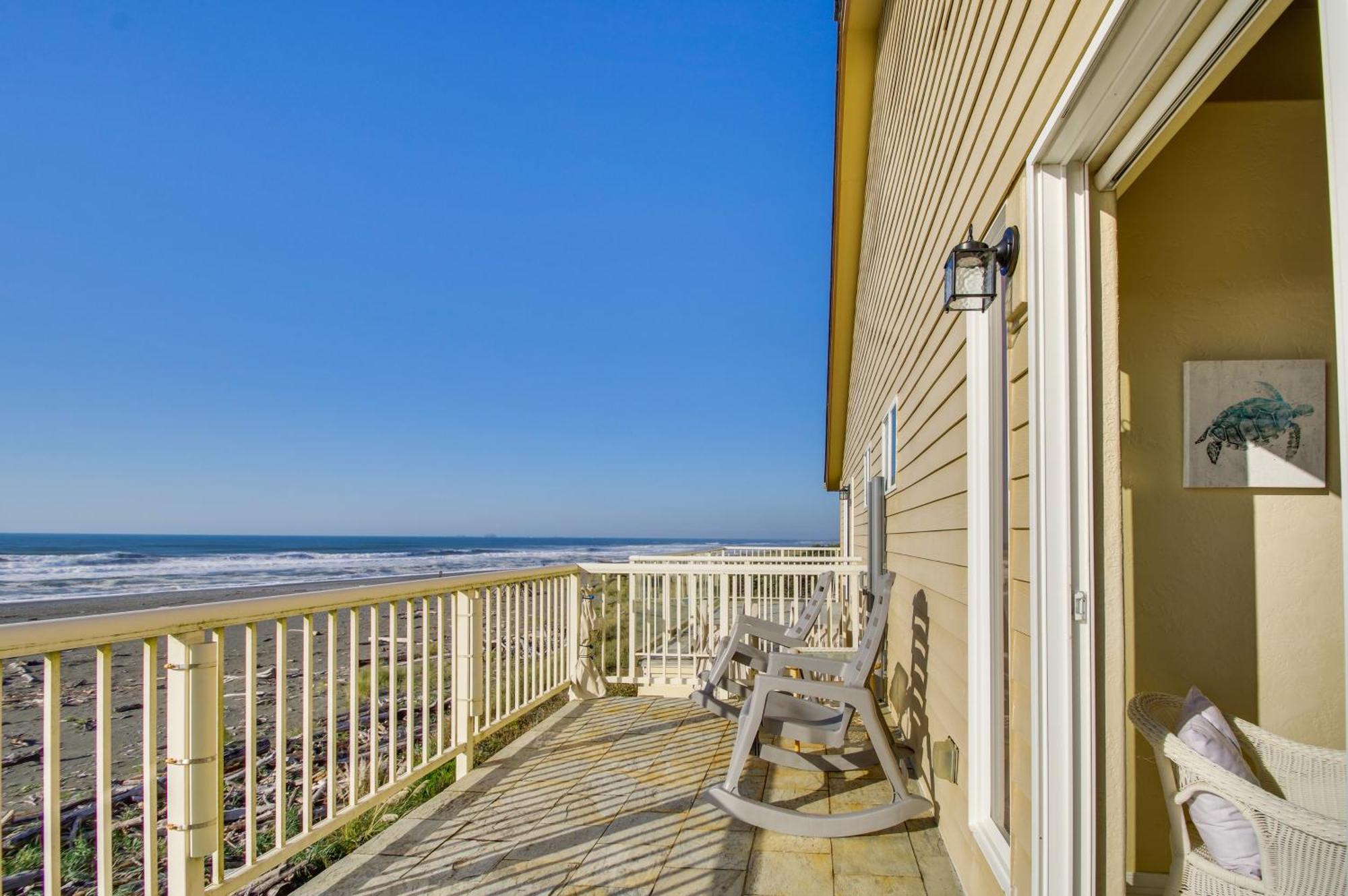 Quiet Waterfront Escape With Hot Tub And Beach Access! ゴールドビーチ エクステリア 写真